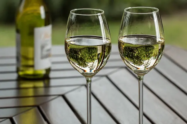 dos copas llenas de vino