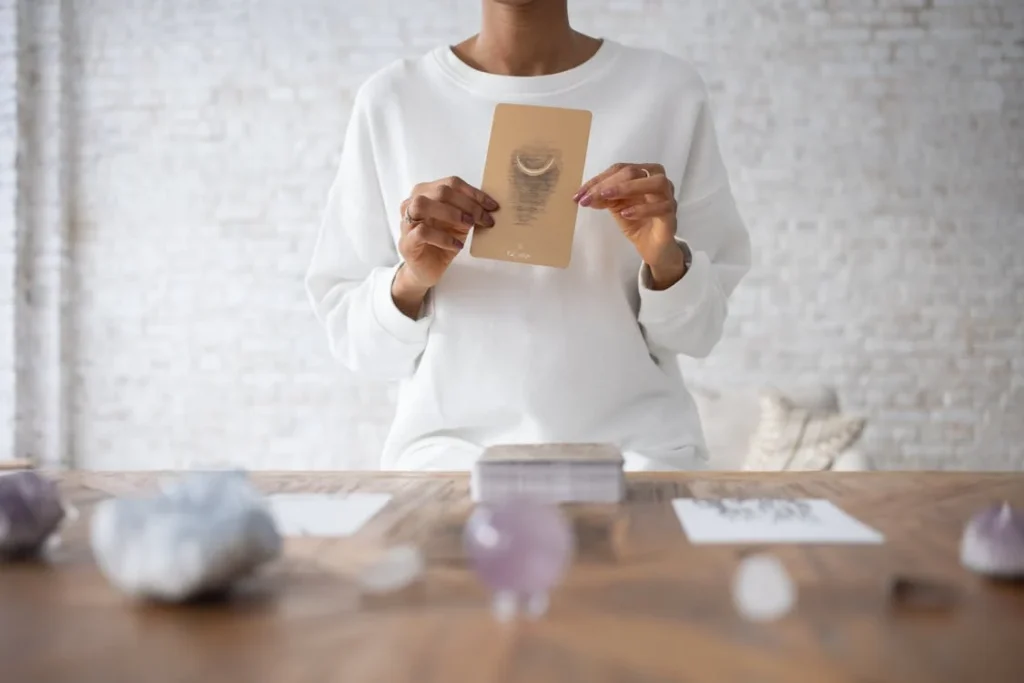 Mujer con una carta de tarot