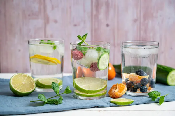 Agua infusionada con frutas y hierbas frescas