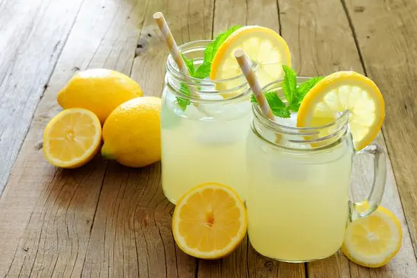Limonada light con stevia y jengibre