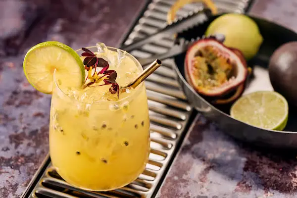 Mocktail de maracuyá con agua con gas y lima