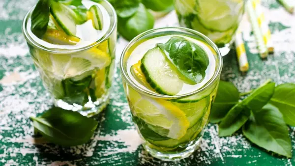 Mocktail de pepino, lima y albahaca