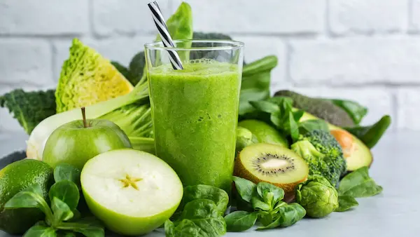 Smoothie verde detox con agua de coco