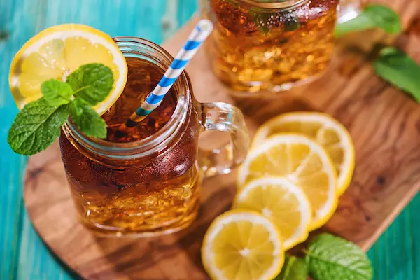 Té frío de hibisco con limón y toque de menta