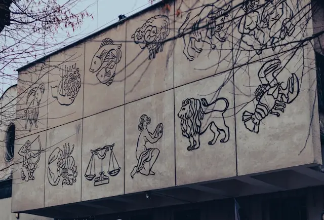 signos de zodiaco en una pared