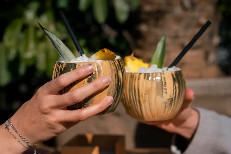 pareja-con-tragos-artesanales