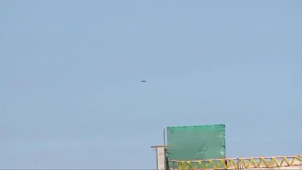 Imagen conceptual de un objeto lenticular en el cielo de Lima, representando un avistamiento de ovnis en Perú