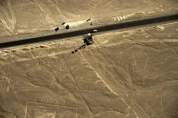 Vista aérea de Nazca y sus líneas, lugar conocido por avistamientos de ovnis en Perú