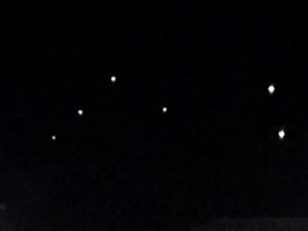 Cielo estrellado sobre el desierto peruano con luces misteriosas, introducción a los ovnis en Perú