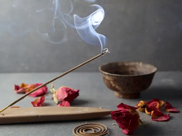 inciensos y su significado en rituales espirituales y bienestar