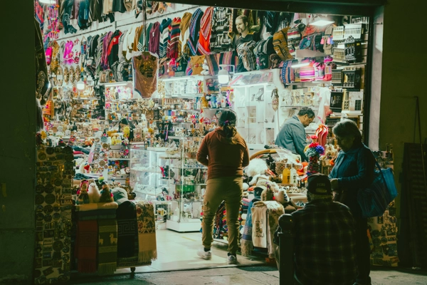 Mercado, feria, artesanos o comerciantes en una ciudad peruana