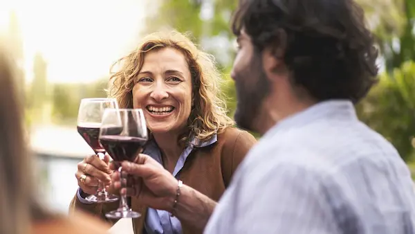 El significado del brindis y su importancia a lo largo de la historia