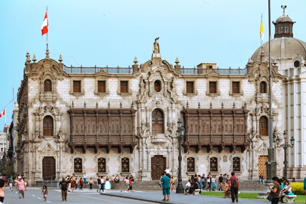 Centro histórico, arquitectura colonial o plaza representativa. Evita monumentos que no puedas identificar correctamente