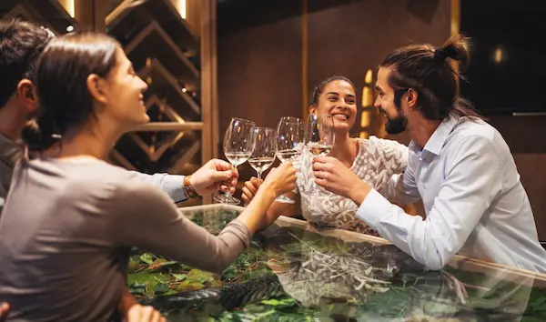 Reuniones sociales donde el brindis mantiene vivo su significado
