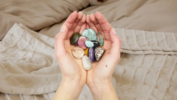 ¿Cómo pueden ayudarte los cristales para dormir?